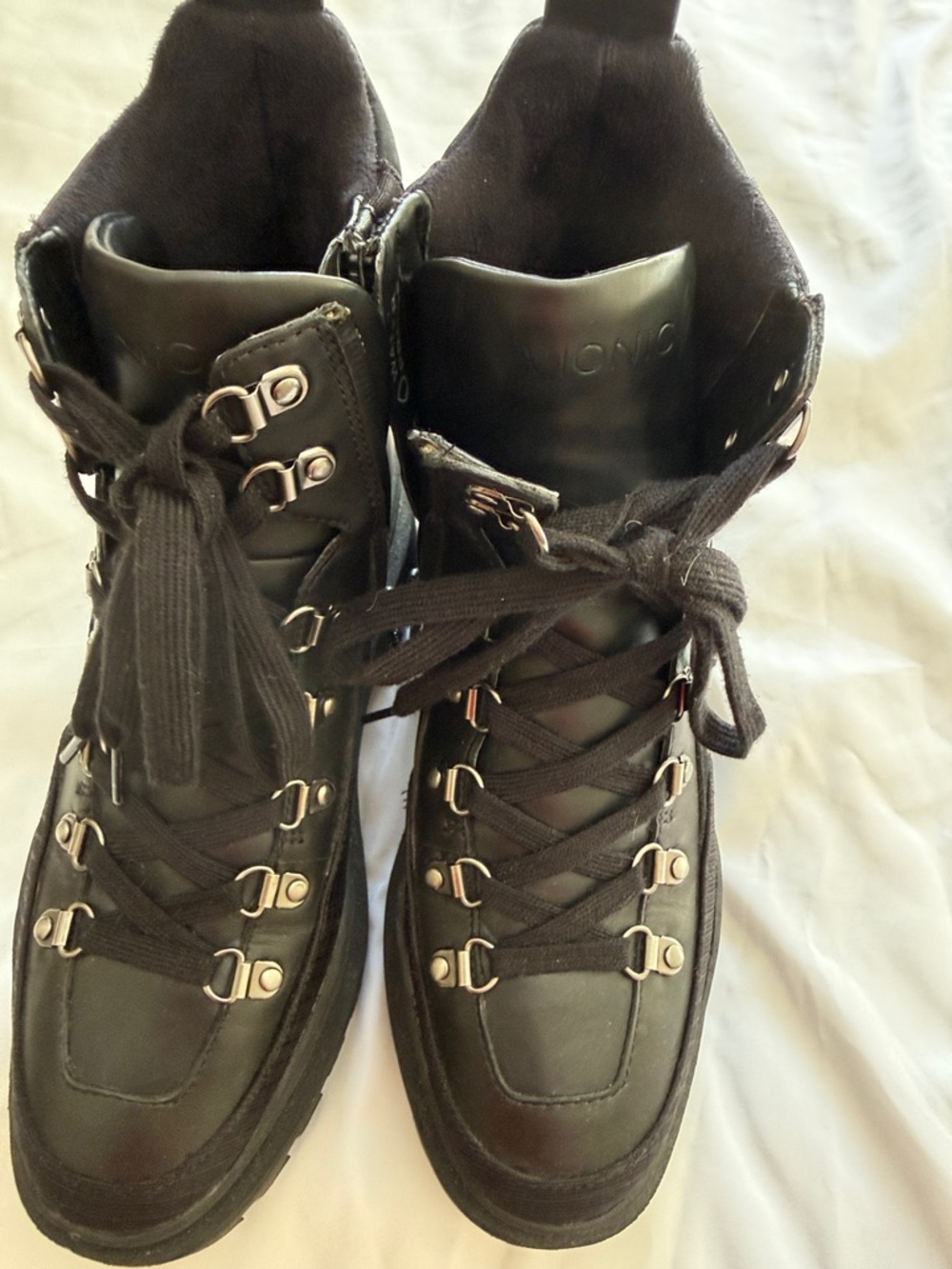 Vionic Black Lace-Up Hiking Boots with Metal Eyelets size 6.5 water proof